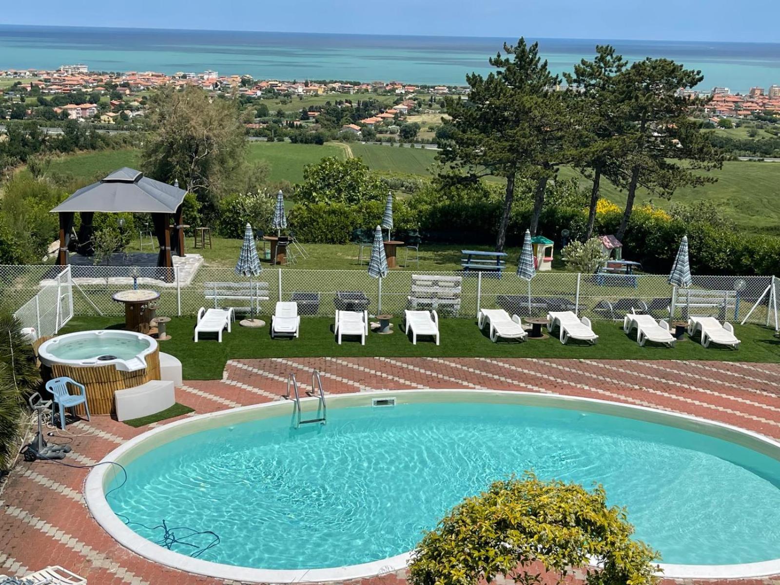 B&B Villa Alma San Costanzo Bagian luar foto